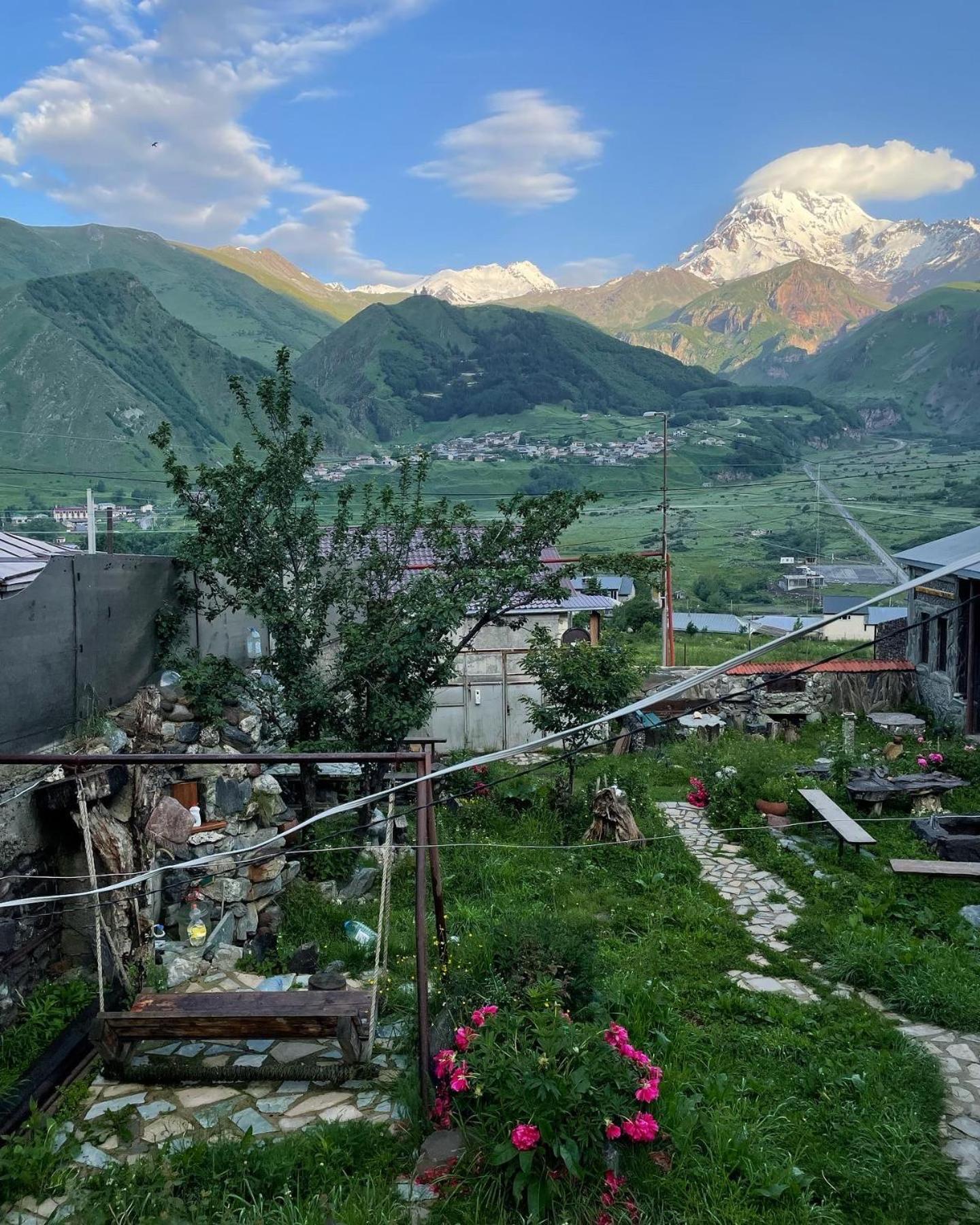 Qusha Guesthouse Meeting In The Mountains And Views Kazbegi Luaran gambar