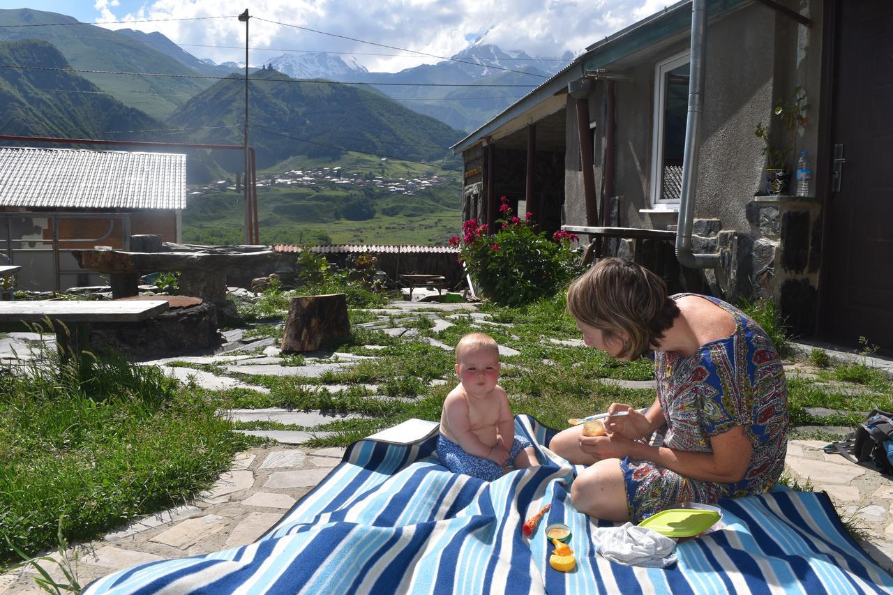 Qusha Guesthouse Meeting In The Mountains And Views Kazbegi Luaran gambar